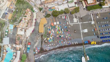 Güzel bir yaz gününde Positano Sahili 'nin yukarıdan görünüşü