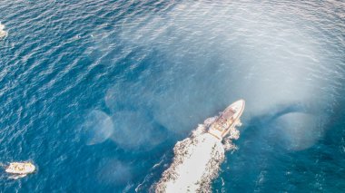 Kıyı şeridi yakınlarındaki sürat teknelerinin yukarıdan görünüşü
