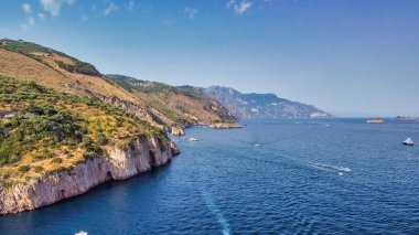 Yaz mevsiminde güzel Amalfi Sahili 'nin hava manzarası. Drone bakış açısı