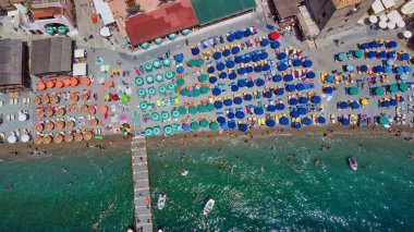 Üzerinde şemsiyeler ve Amalfi Sahili olan güzel yaz plajları.