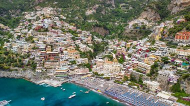 Güzel bir yaz gününde Positano Sahili 'nin havadan manzarası.