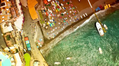 Güzel bir yaz gününde Positano Sahili 'nin yukarıdan görünüşü