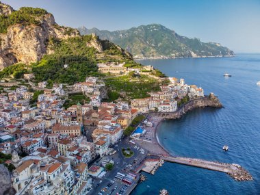 Güzel bir yaz gününde Amalfi kıyı şeridinin havadan görünüşü, Campania - İtalya