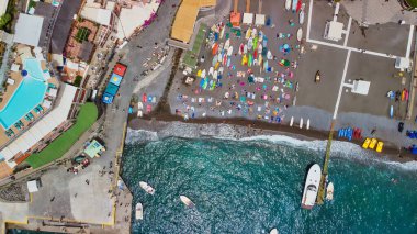 Güzel bir yaz gününde Positano Sahili 'nin yukarıdan görünüşü