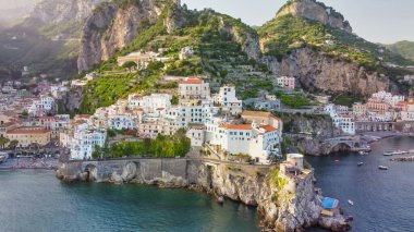 Yaz mevsiminde Amalfi sahil şeridinin inanılmaz hava manzarası, Amalfi Sahili