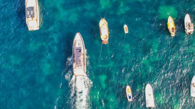 Kıyı şeridi yakınlarındaki sürat teknelerinin yukarıdan görünüşü