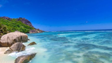 Anse Kaynak Argent, La Digue. Güneşli bir günde İHA 'dan inanılmaz bir hava manzarası Seyşeller Adaları