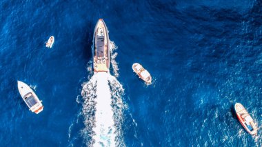 Kıyı şeridi yakınlarındaki sürat teknelerinin yukarıdan görünüşü