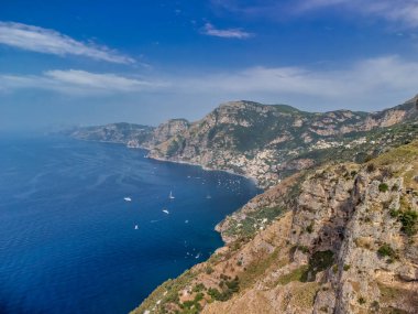 Yaz mevsiminde Amalfi Sahili 'nin güzel hava manzarası, insansız hava aracı bakış açısı