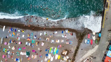 Güzel bir yaz gününde Positano Sahili 'nin yukarıdan görünüşü