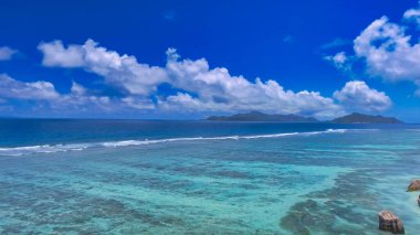 Anse Kaynak Argent, La Digue. Güneşli bir günde İHA 'dan inanılmaz bir hava manzarası Seyşeller Adaları