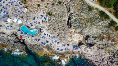 Yaz mevsiminde Anacapri Deniz Feneri Sahili 'nin muhteşem hava manzarası. İHA 'dan Spiaggia del Faro, İtalya