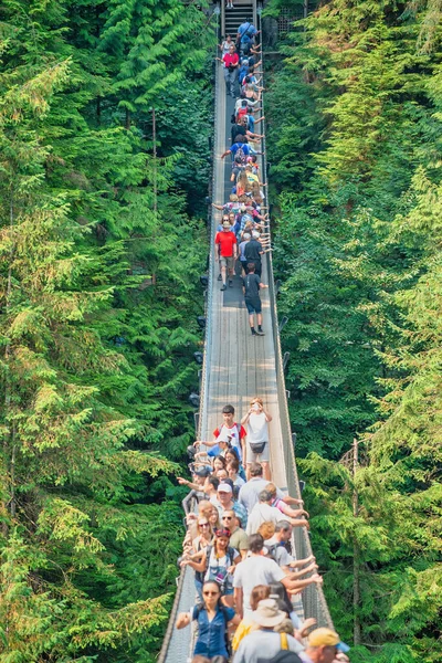 Vancouver Canada August 2017 People Capilano Bridge Suspension Bridge Crossing — Stock Photo, Image