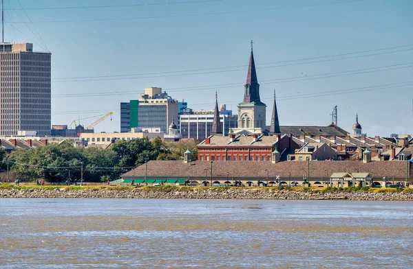 新奥尔良著名的教堂尖塔位于密西西比河圣路易斯大教堂的尖塔下 法国区阳光明媚的蓝天下 — 图库照片