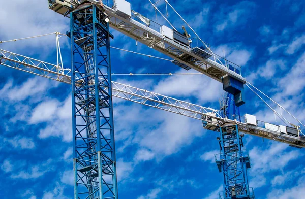 Nieuwe Bouwplaats Met Kranen Blauwe Lucht Achtergrond Stalen Frame Structuur — Stockfoto