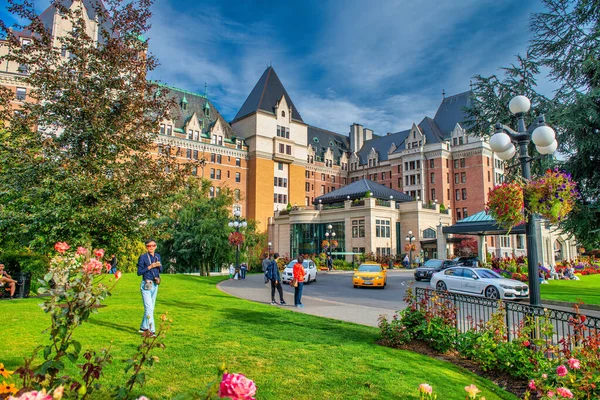 加拿大维多利亚 2017年8月14日 美丽的阳光普照的费尔蒙特皇后酒店 — 图库照片