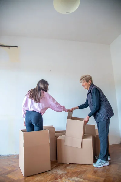 Moving New Home Concept Young Girl Cardboard Box Smiling Happy — Φωτογραφία Αρχείου