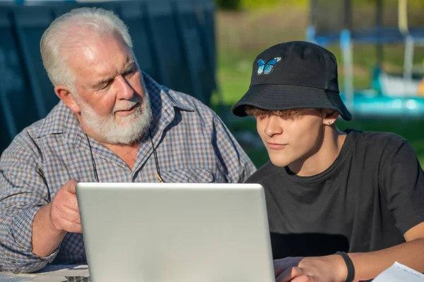 Morfar Förklarar Hur Man Använder Laptop Till Sitt Barnbarn — Stockfoto