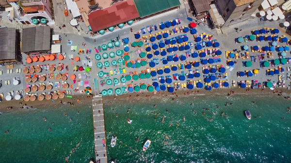 Üzerinde şemsiyeler ve Amalfi Sahili olan güzel yaz plajları.