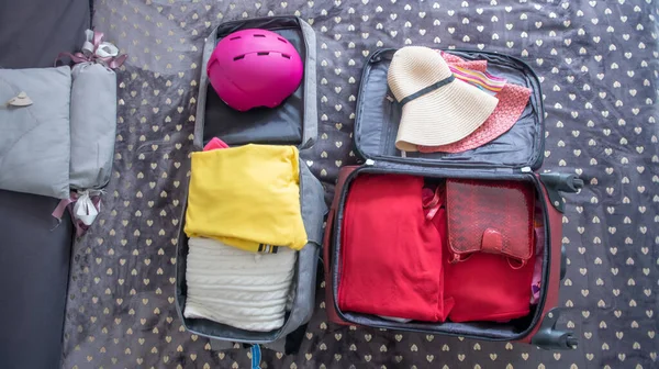 Packen Sie Ihren Urlaubskoffer Auf Das Bett Mit Kleidung Und — Stockfoto