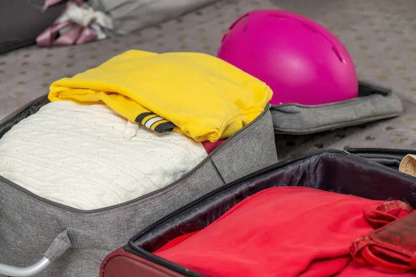 旅行のためのパッキング ベッドの上の服とスーツケース — ストック写真