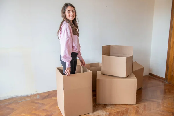 Moving New Home Concept Young Girl Cardboard Box Smiling Happy — Stockfoto