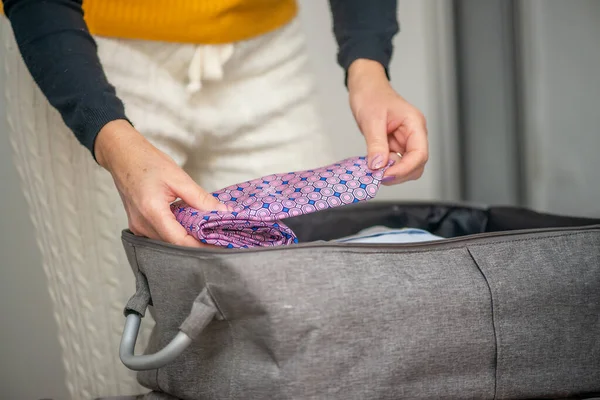 Mulher Mala Embalagem Para Viagens Negócios Marido Roupas Maleta Cama — Fotografia de Stock