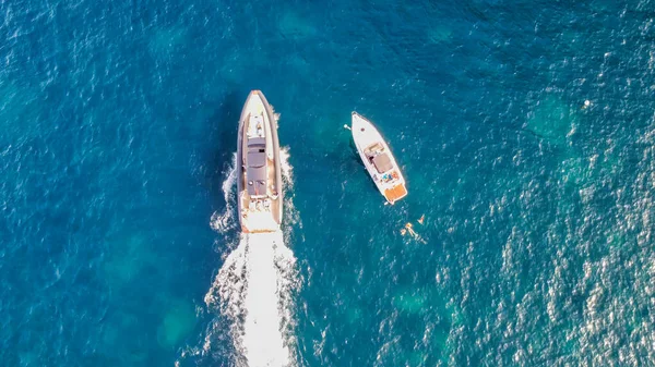 Overhead aerial view of speedboats near the shoreline