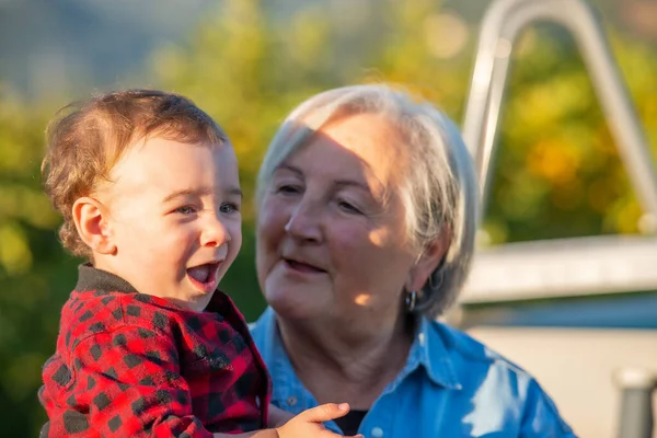 Büyükannesi Torunuyla Evin Avlusunda Oynuyor — Stok fotoğraf