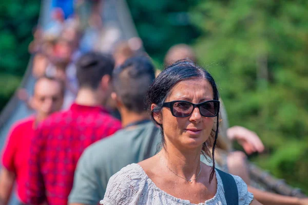 Feliz Mulher Atravessando Capilano Cliff Walk Suspension Bridge Vancouver — Fotografia de Stock