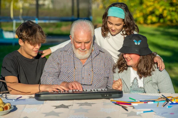 Grandfather Explains How Use Piano His Grandchildren Outdoor — 图库照片