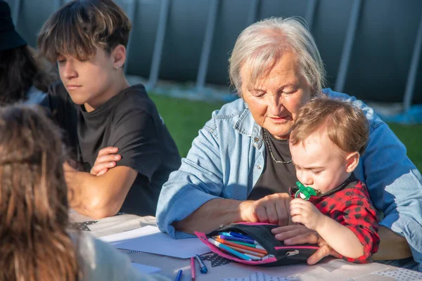 Prarodiče Vnoučata Spolu Hrají Venku Slunečného Odpoledne Stolních Hrách — Stock fotografie