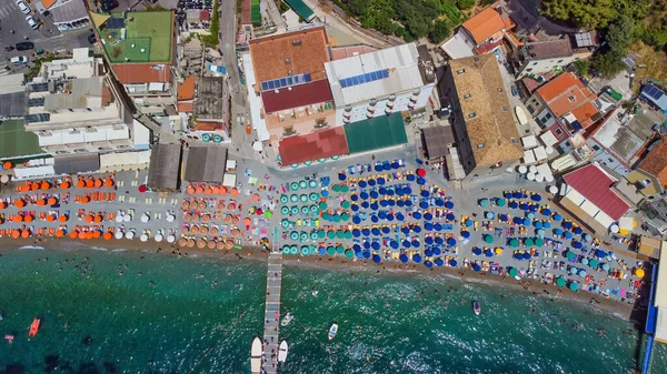 Vista Aérea Aérea Hermosa Playa Verano Con Sombrillas Costa Amalfitana —  Fotos de Stock