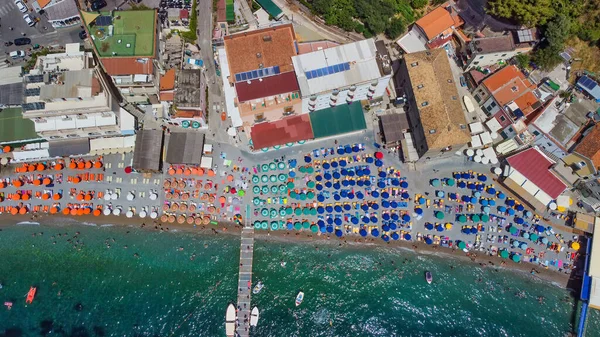 Vista Aérea Aérea Belíssima Praia Verão Com Guarda Chuvas Costa — Fotografia de Stock