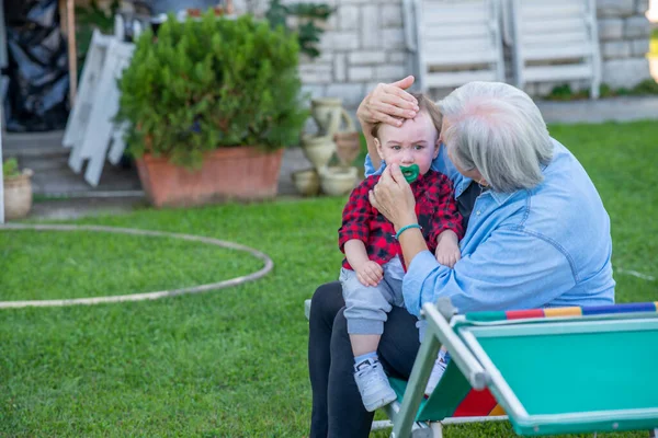 Großmutter Spielt Einem Sonnigen Nachmittag Mit Ihrem Enkel Freien — Stockfoto