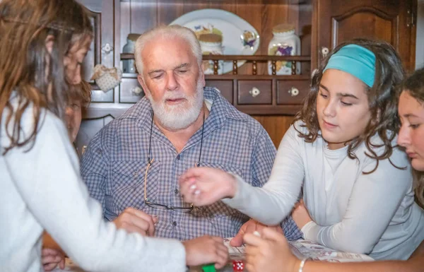 Großvater Spielt Mit Seinen Enkeln Brettspiele Haus — Stockfoto