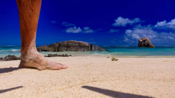Mann Fuß Einem Schönen Strand Tropenresort Abstrakt — Stockfoto