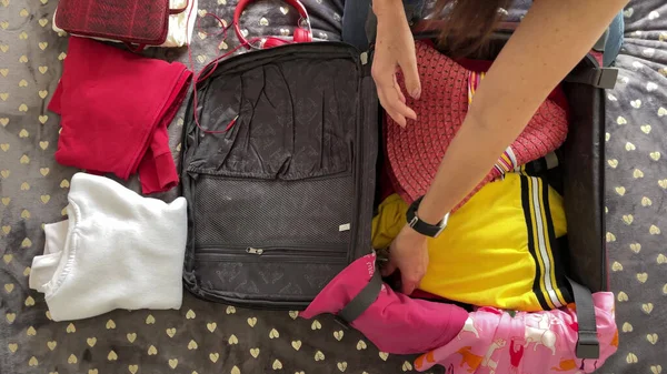 Woman Hands Packing Her Suitcase Trip Top View Clothes Bed — Stock Photo, Image