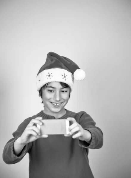 Мальчик Рождественской Шляпе Делает Селфи Белом Фоне — стоковое фото