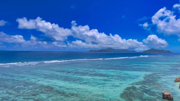 Anse Kaynak Argent, La Digue. Güneşli bir günde İHA 'dan inanılmaz bir hava manzarası Seyşeller Adaları
