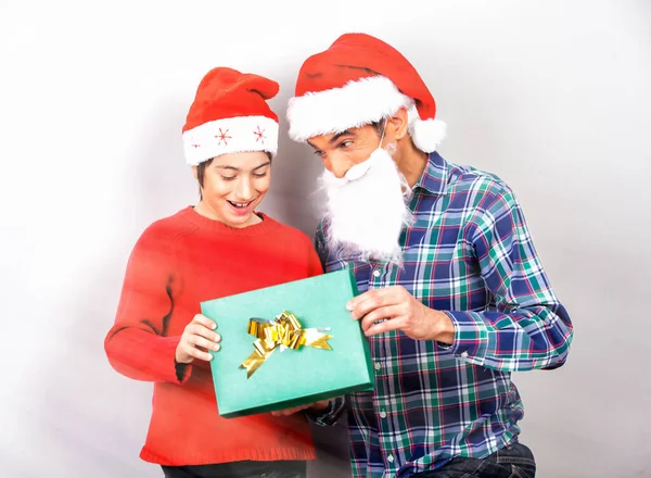 Happy Smiling Father Son Wearing Christmas Hat Opening Christmas Gift — Stock Photo, Image