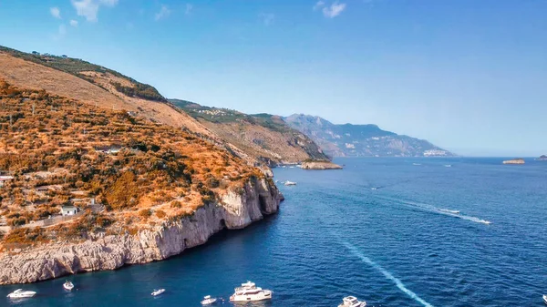 Yaz mevsiminde Amalfi Sahili 'nin inanılmaz hava manzarası