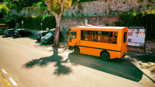 КАПРИ, ИТАЛИЯ - 17 июня 2021 года: Оранжевый автобус на автобусной станции в Анакапри