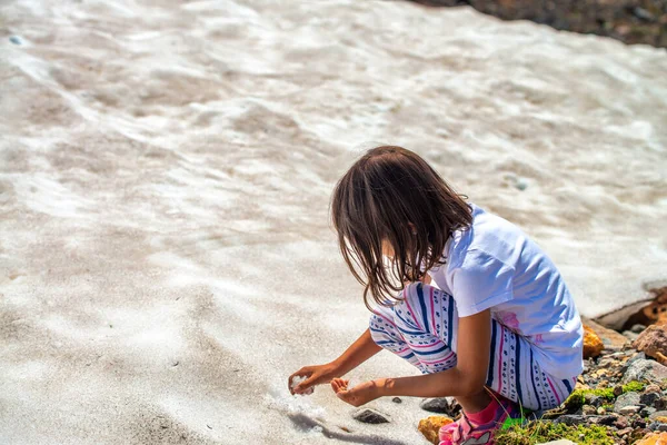 Menina Tocando Gelo Uma Geleira — Fotografia de Stock