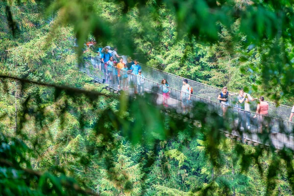 Vancouver Canada August 2017 People Capilano Bridge Suspension Bridge Crossing — Stock Photo, Image