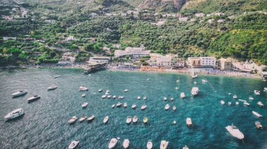 Kıyı şeridi yakınlarındaki sürat teknelerinin yukarıdan görünüşü