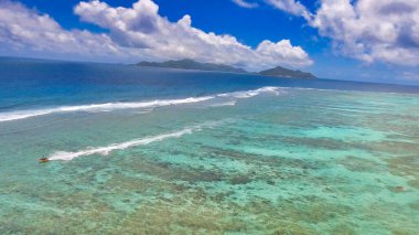 Anse Kaynak Argent, La Digue. Güneşli bir günde İHA 'dan inanılmaz bir hava manzarası Seyşeller Adaları