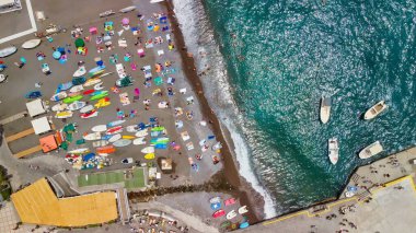 Güzel bir yaz gününde Positano Sahili 'nin yukarıdan görünüşü