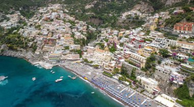 Güzel bir yaz gününde Positano Sahili 'nin yukarıdan görünüşü