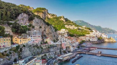 Yaz mevsiminde Amalfi sahil şeridinin inanılmaz hava manzarası, Amalfi Sahili